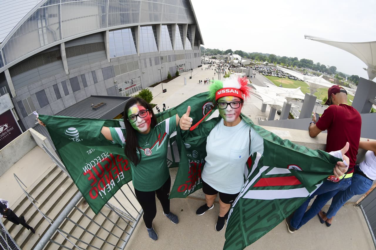 Con gran entusiasmo arribaron los aficionados de la Selección Mexicana para apoyar al Tri en su partido de preparación para la Copa Oro ante Venezuela en Mercedes-Benz Stadium, en Atlanta. Gran colorido y buen ambiente estaban armando los seguidores mexicanos y también los venezolanos que llegaron a apoyar a su Vinotinto, que se prepara para la Copa América.