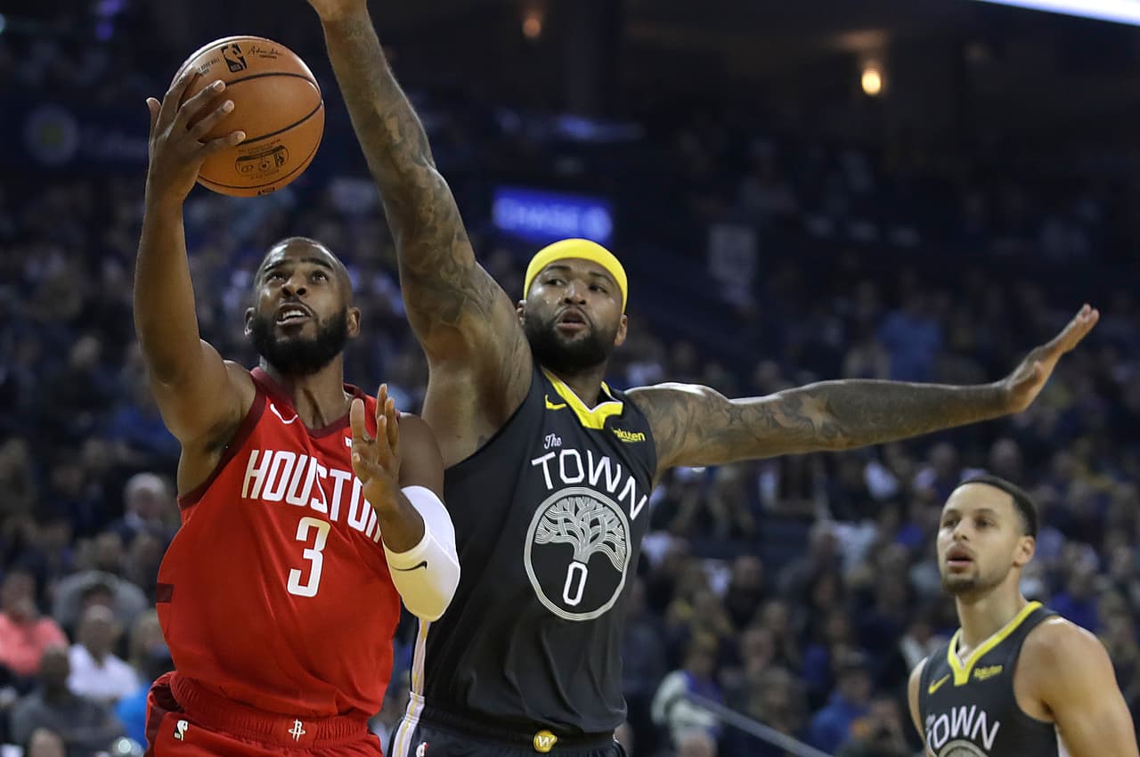 Chris Paul (izquierda) lideró el triunfo de los Houston Rockets con 23 puntos y 17 asistencias contra los campeones defensores de la NBA.