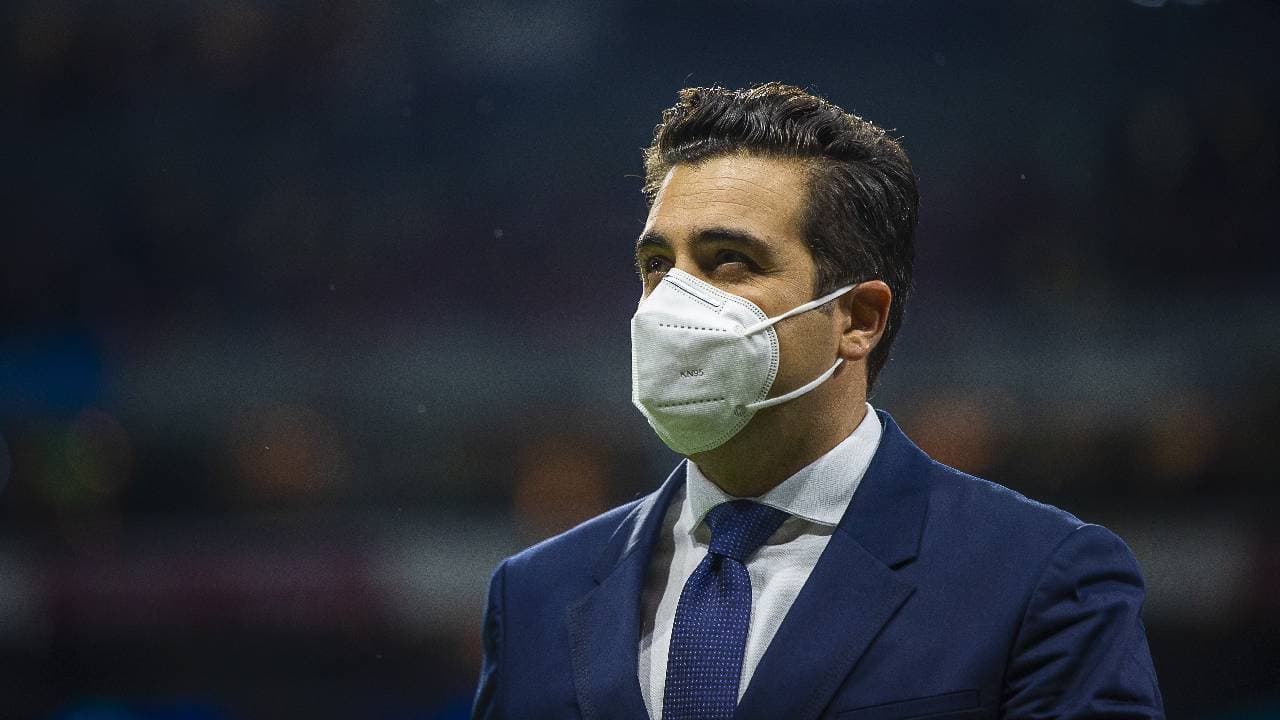 Chivas apunta a mantener a Leaño en el torneo pero da guiño a Van't Schip