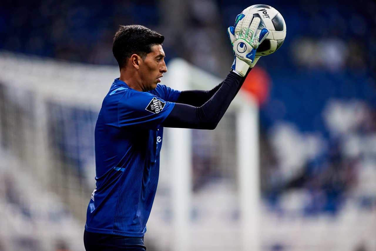 Esteban Andrada, arquero de Rayados, fue factor a los 11 minutos, cuando Víctor Guzmán cobró un tiro libre que amenazaba con colarse debajo del travesaño.