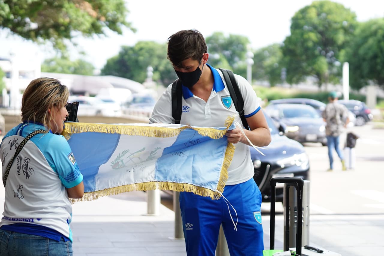 Tras el sorpresivo abandonó de Curazao por contagios de coronavirus, el combinado de Guatemala ya está en Dallas para jugar este domingo ante El Salvador por el Grupo A de la Copa Oro 2021.