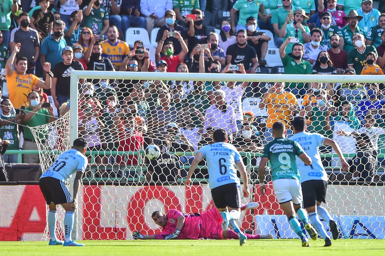 Lo que empieza mal, termina mal: Al 8', Ángel Mena fallaba un penal para abrir el marcador en casa y darle el empujón anímico que León necesitaba tras la goleada en Concachampions.