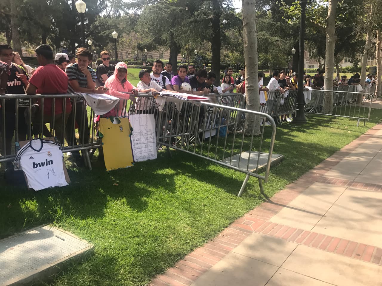 Una gran cantidad de público se hizo presente en las instalaciones de UCLA, donde los campeones de España y Europa realizan sus primeros movimientos, antes de llevar a cabo cuatro partidos en Estados Unidos. (Crédito: John Rojas | FutbolMLS.com)