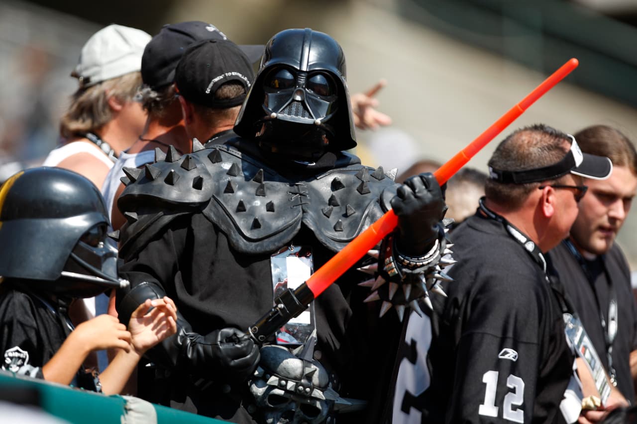 Día Internacional de Star Wars y los fans de la NFL y de la exitosa película nos enseñan sus mejores disfraces para que "la fuerza los acompañe" durante los partidos.