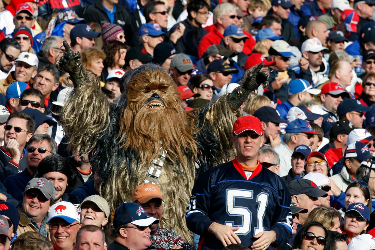 Día Internacional de Star Wars y los fans de la NFL y de la exitosa película nos enseñan sus mejores disfraces para que "la fuerza los acompañe" durante los partidos.