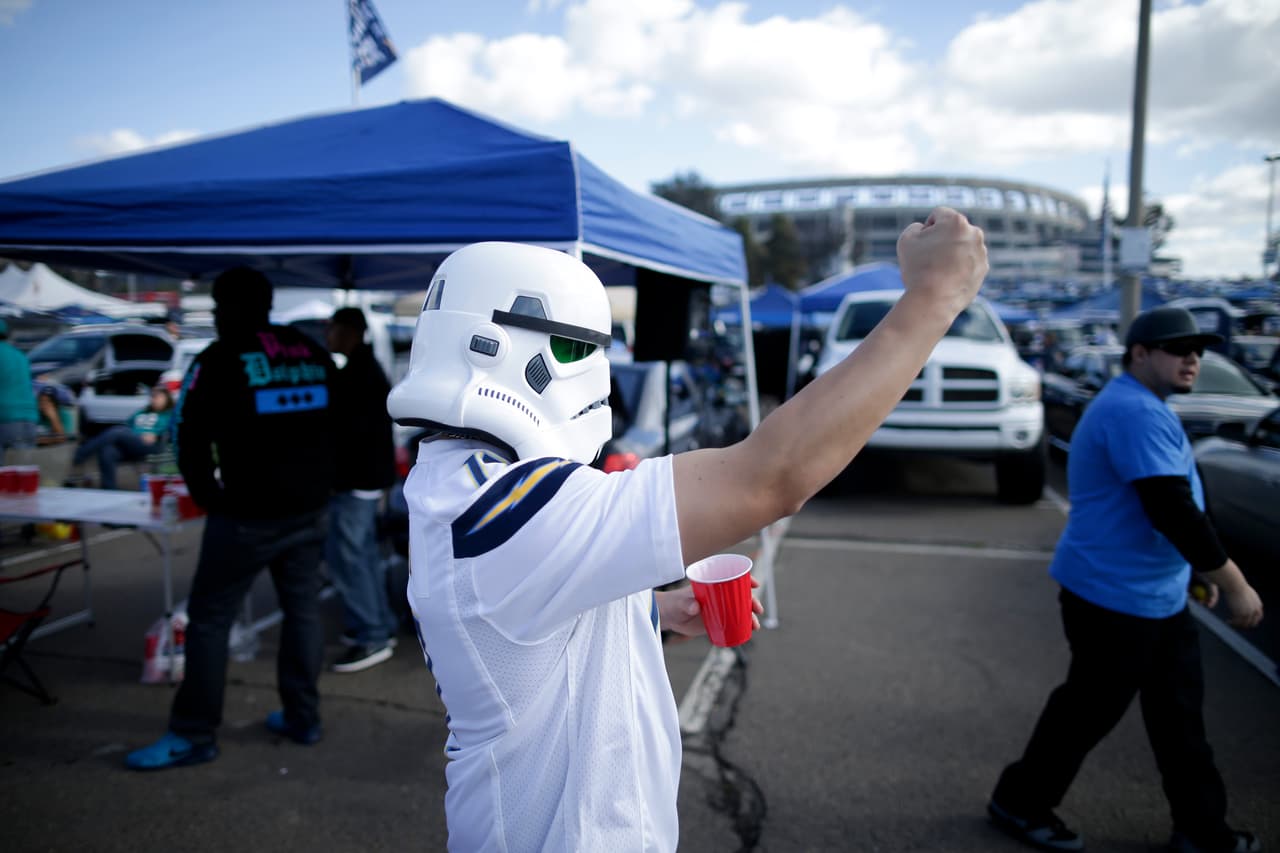 Día Internacional de Star Wars y los fans de la NFL y de la exitosa película nos enseñan sus mejores disfraces para que "la fuerza los acompañe" durante los partidos.
