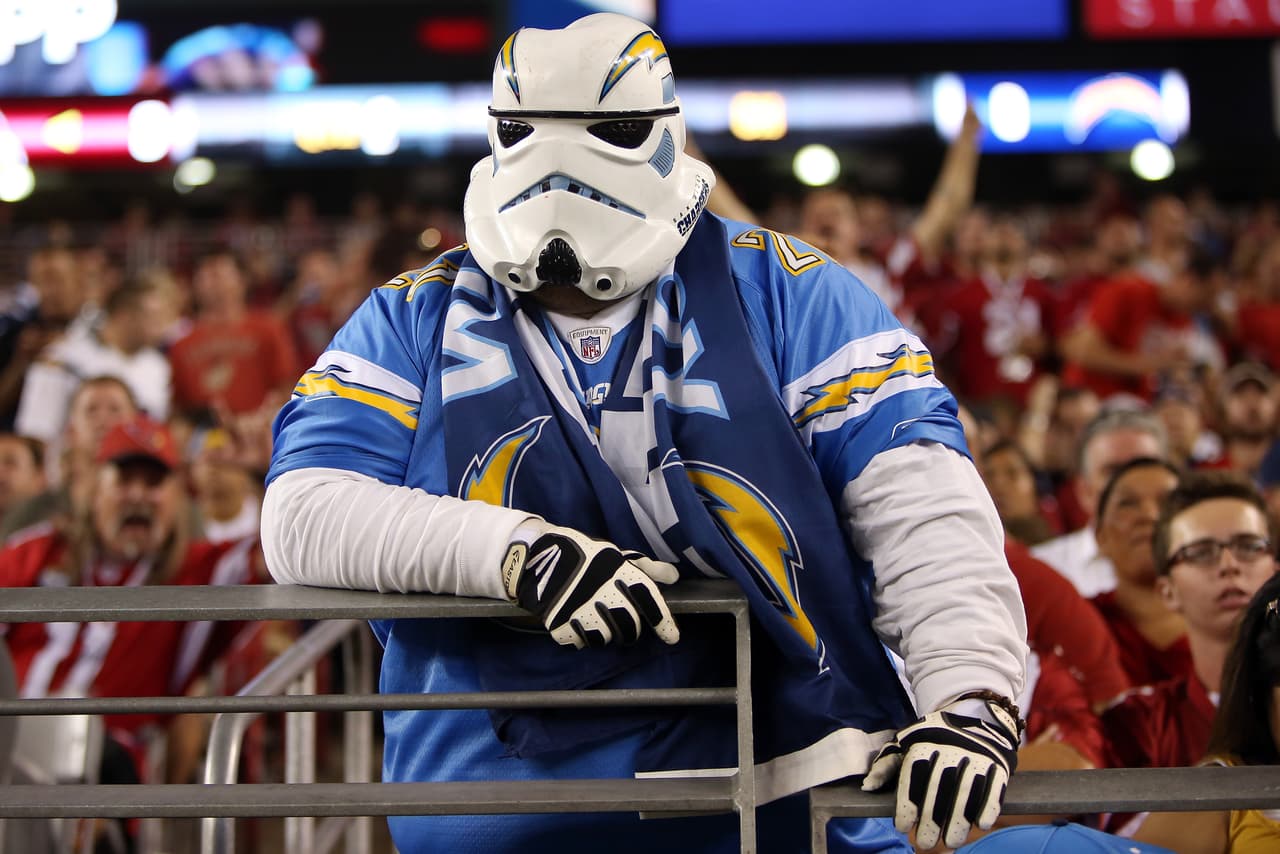 Día Internacional de Star Wars y los fans de la NFL y de la exitosa película nos enseñan sus mejores disfraces para que "la fuerza los acompañe" durante los partidos.