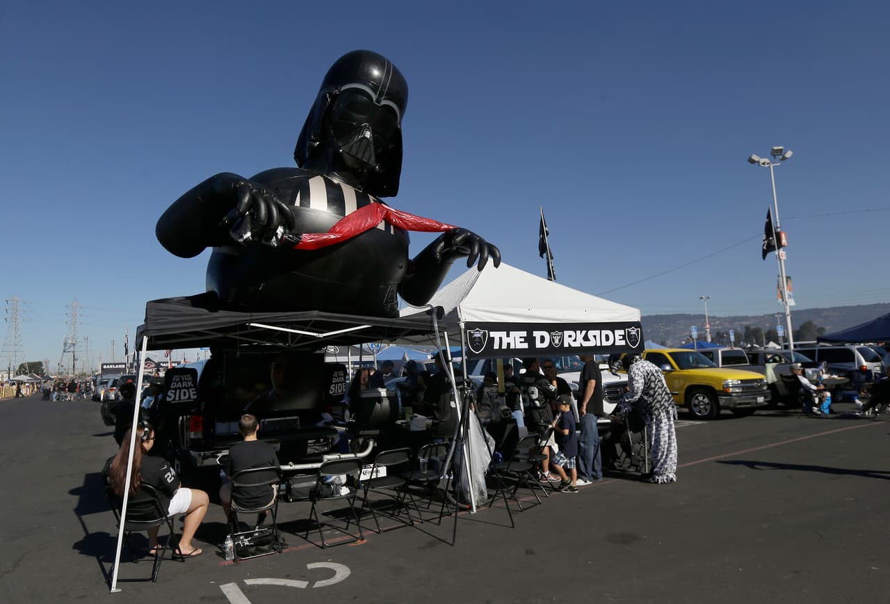 Día Internacional de Star Wars y los fans de la NFL y de la exitosa película nos enseñan sus mejores disfraces para que "la fuerza los acompañe" durante los partidos.