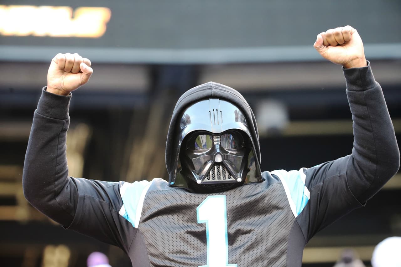 Día Internacional de Star Wars y los fans de la NFL y de la exitosa película nos enseñan sus mejores disfraces para que "la fuerza los acompañe" durante los partidos.