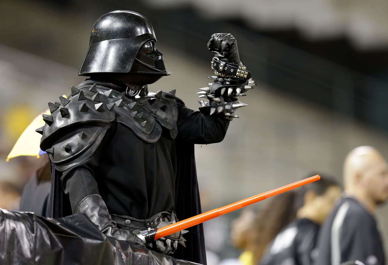 Día Internacional de Star Wars y los fans de la NFL y de la exitosa película nos enseñan sus mejores disfraces para que "la fuerza los acompañe" durante los partidos.