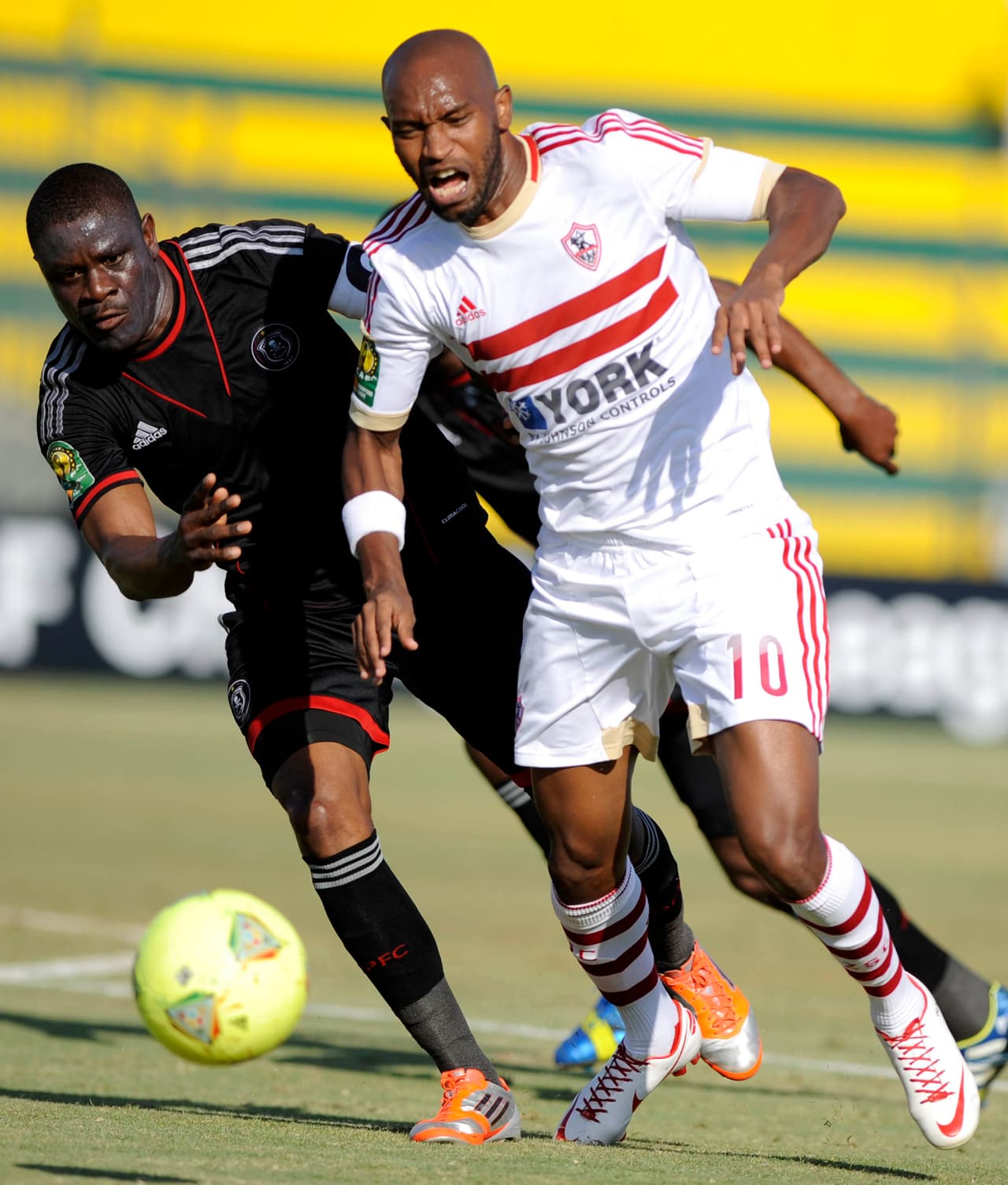 Mahmoud Abdel Razek (Al Raed/KSA, derecha)