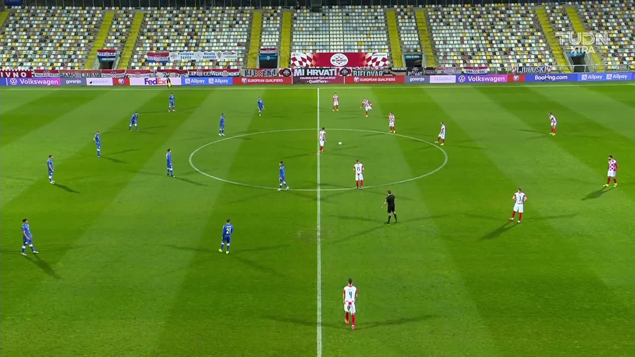 Arranca el partido y la pelota está en juego.