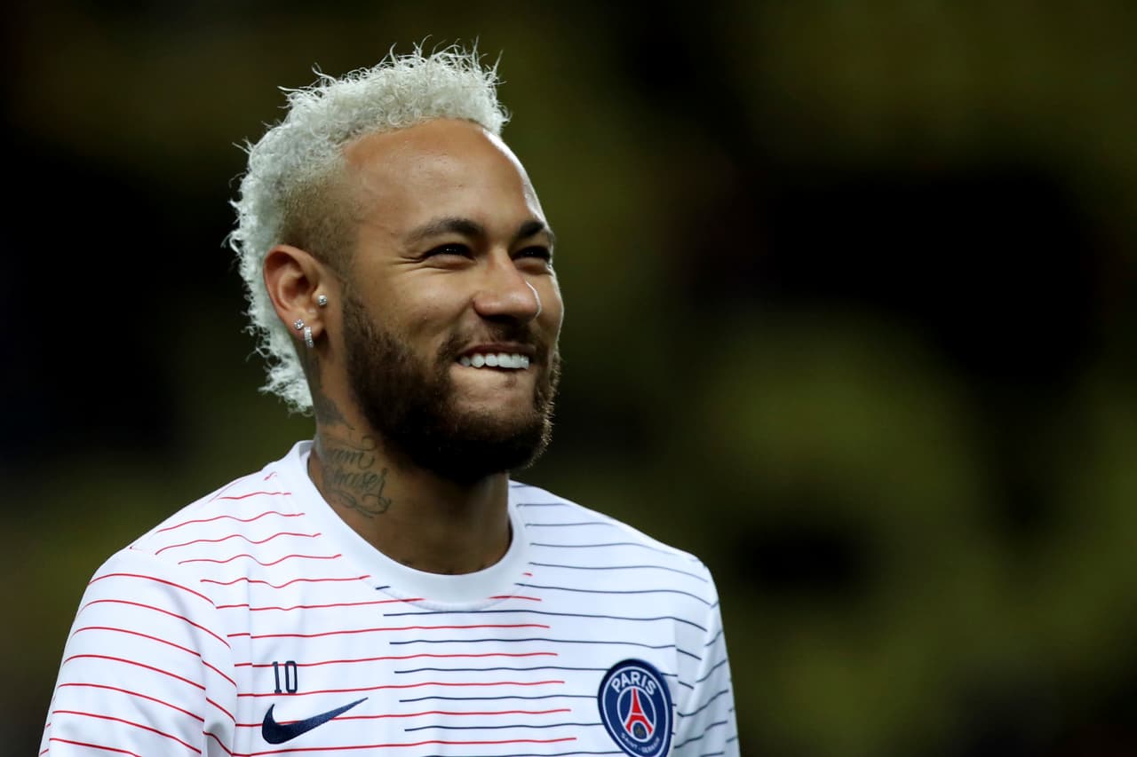 Neymar y su pase con los glúteos que da la vuelta al mundo