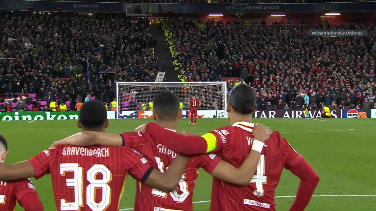 ¡GOL!  anota para Liverpool. Mohamed Salah