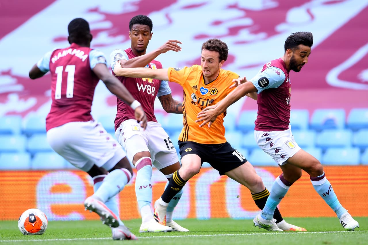 En términos generales fue un juego limpio. El árbitro sólo pintó a dos de amarillo, uno de cada lado.