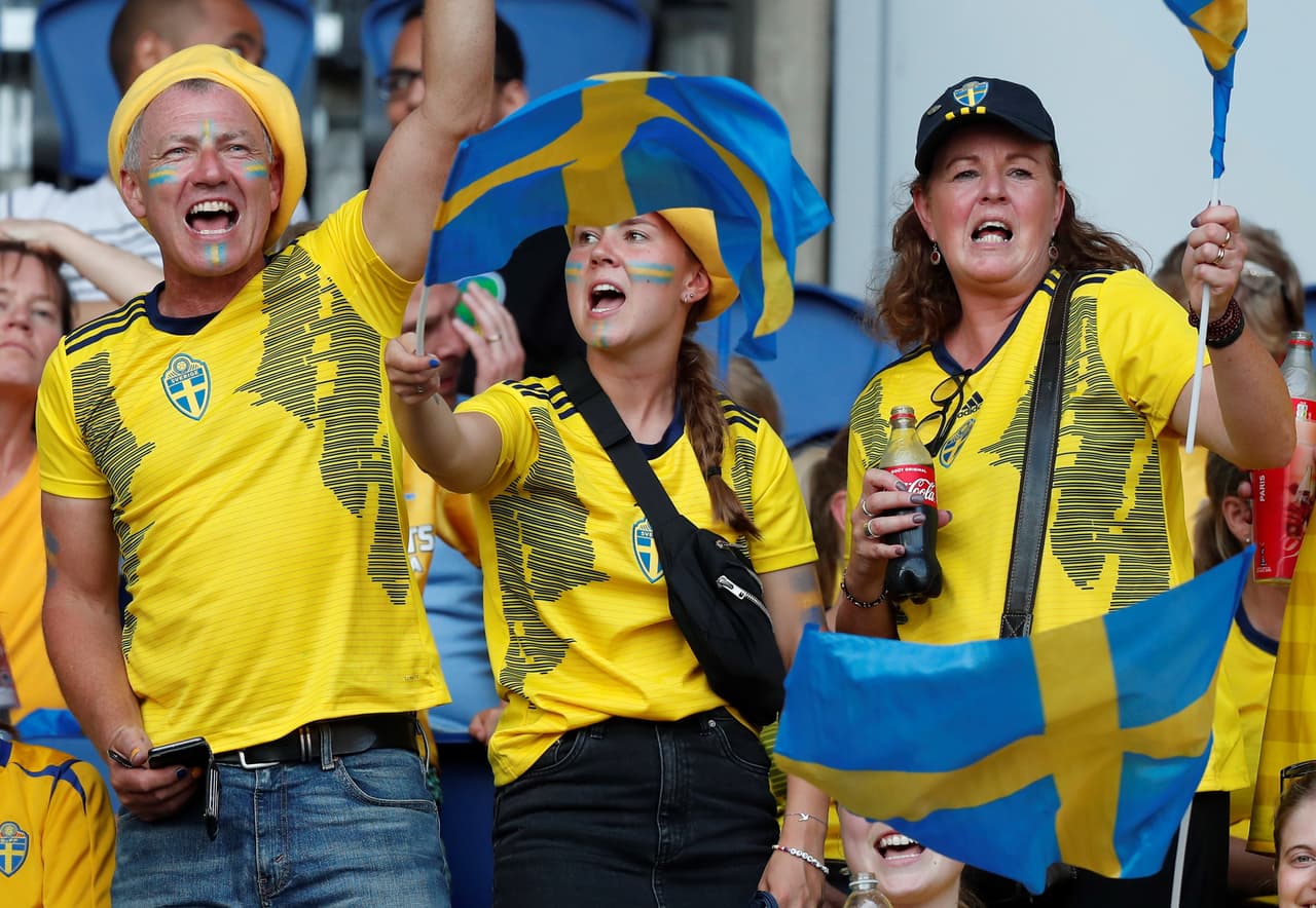 Los fanáticos de Suecia son mayoría en el Parque de los Príncipes de París para el juego contra Canadá en los Octavos de Final del Mundial femenino.