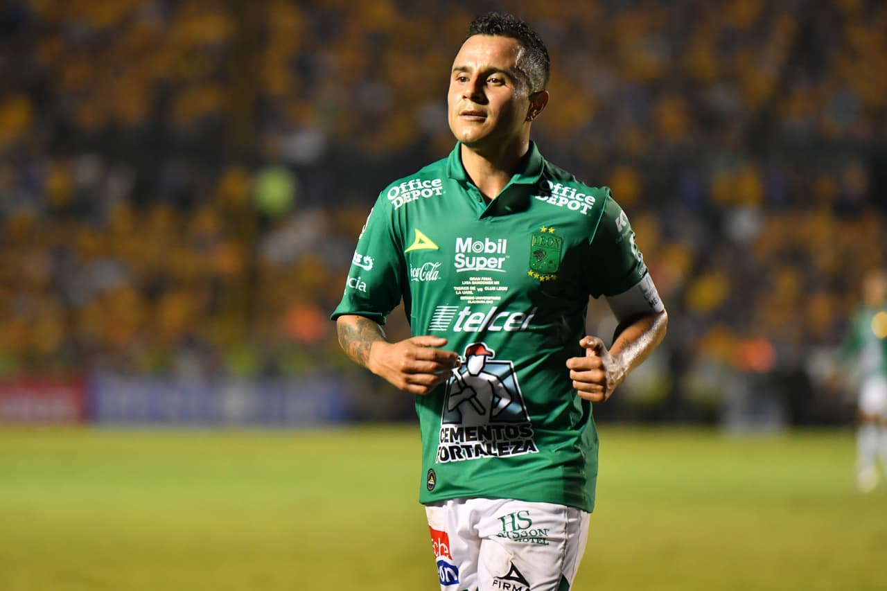 Luis 'Chapito' Montes, capitán del equipo de los Esmeraldas del León no pudo ser el factor de peso en el juego de Vuelta de la Liga MX. Es verdad que se trata de un juego de equipo pero es en estos partidos cuando se espera la aparición de aquellos en quienes confías cuando la tormenta arrecia.