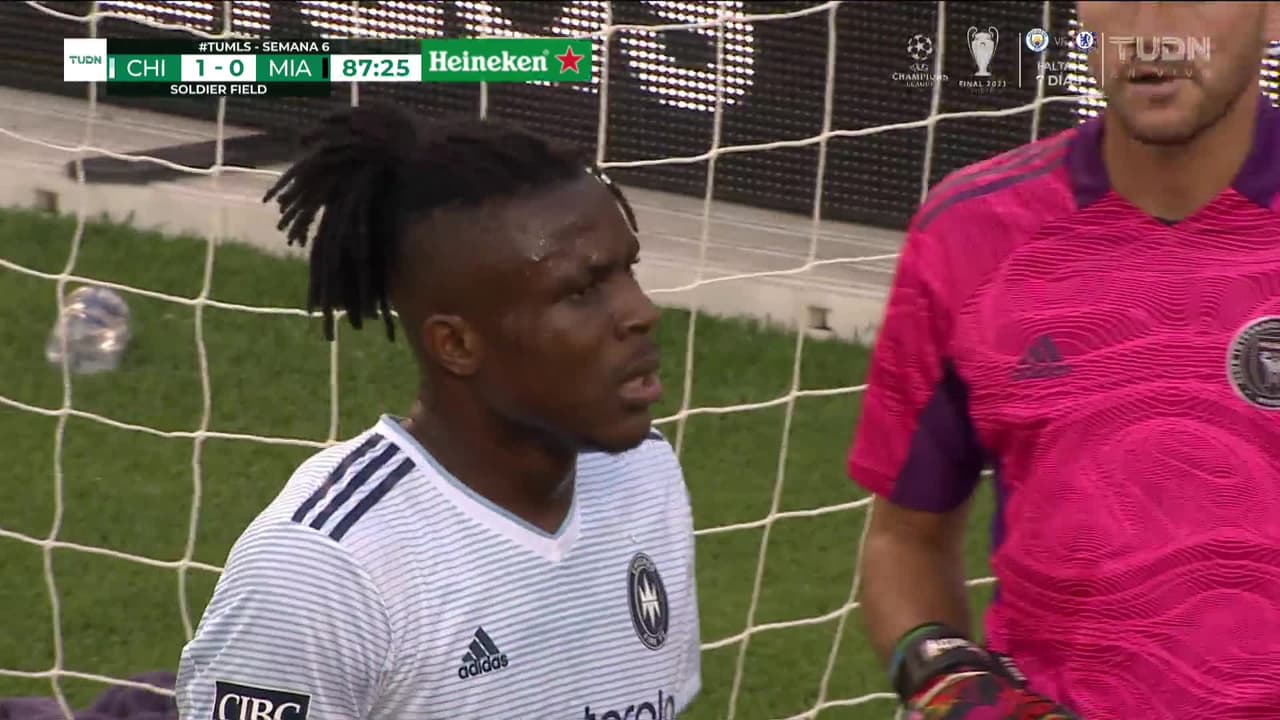 ¡TIRO ATAJADO! disparo por Nnamdi Chinonso Offor.