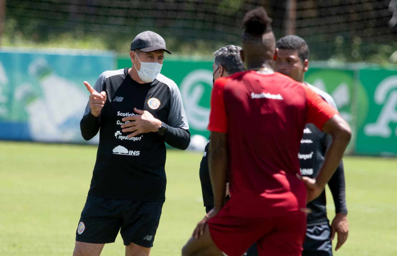Costa Rica's coach, Colombian Luis Fernando Suarez (L), gestures during a training session at Goal Project in San Jose, on July 7, 2021, ahead of the 2021 Golden Cup group phase match against Guadeloupe. (Photo by Ezequiel BECERRA / AFP) (Photo by EZEQUIEL BECERRA/AFP via Getty Images)
