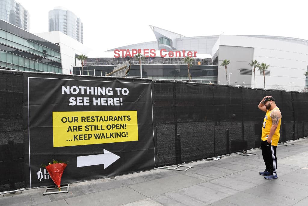 Aficionados se acercaron al Staples Center, entre lagrimas e indredulidad para dejar flores por la muerte de Kobe Bryant.
