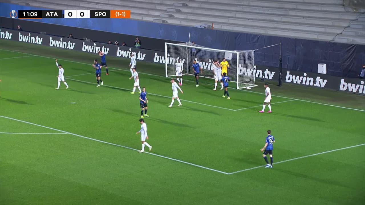 ¡CERCA! Berat Djimsiti disparó que se estrella en el poste.