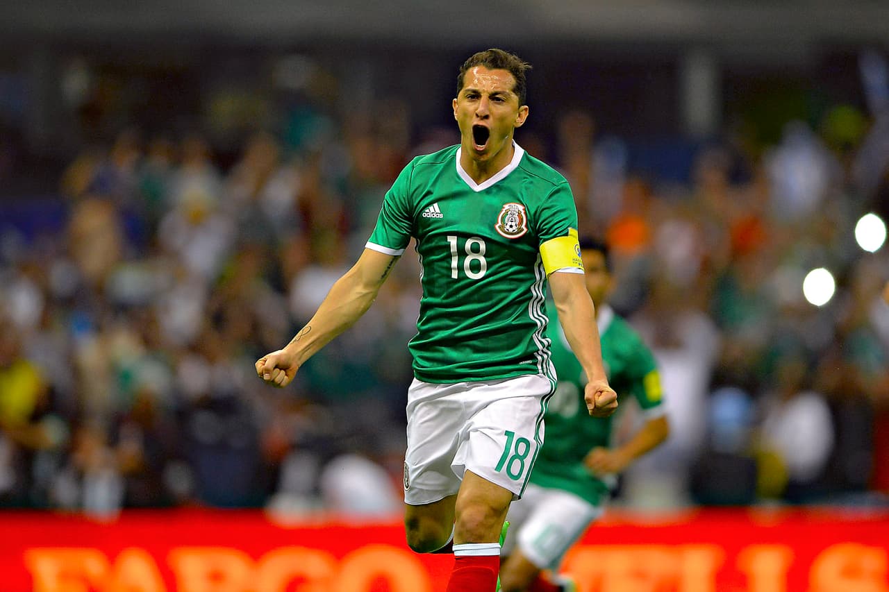 Andrés Guardado - Pese al llamado de Rafael Márquez, Andrés Guardado deberá mantener el gafete de capitán por lo bien que lo ha hecho. La responsabilidad en el PSV y en el Tri le han caído de excelentemente y su fútbol ha crecido. La Copa será un buen momento para demostrarlo.