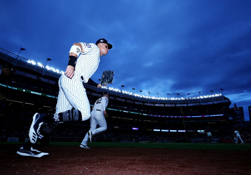 Otra toma de la salida de los peloteros al diamante, en especial al estelar outfielder Aaron Judge y su larga zancada.