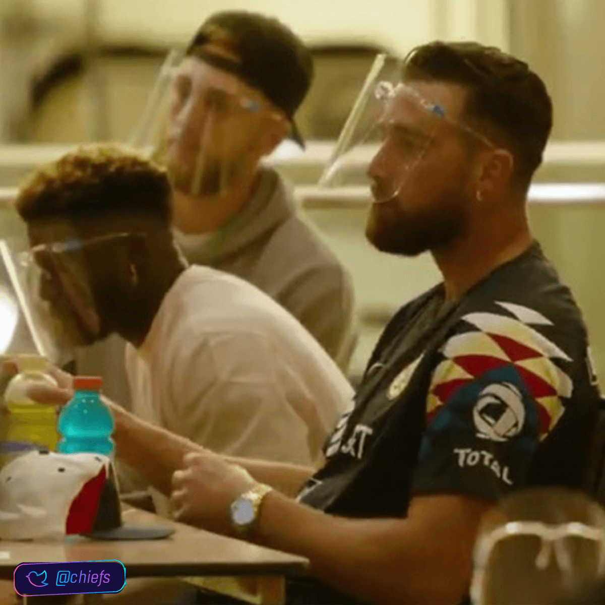 Travis Kelce en el primer entrenamiento de los Kansas City Chiefs con la playera del América.