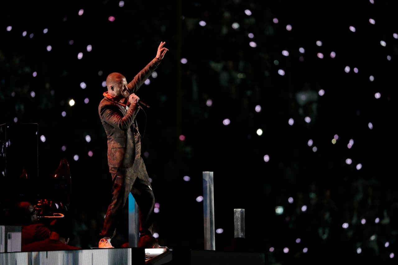 El popular cantante se presentó en el show de medio tiempo del partido entre New England Patriots y Philadelphia Eagles con sus éxitos de hoy y siempre.
