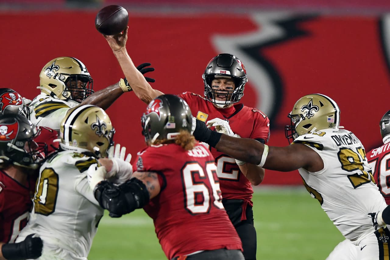 Drew Brees tiene una estupenda noche frente a los Buccaneers y con cuatro pases de anotación y cero intercepciónes, los Saints vencen a Tampa 38-3 en su casa.