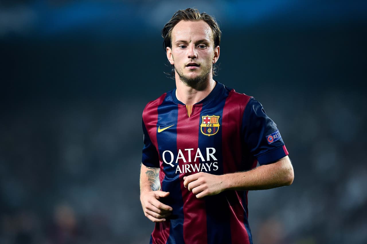 4 IVAN RAKITIC El volante croata del Barcelona ha tenido una muy buena temporada donde encajó muy bien en el estilo de juego de Luis Enrique quien se la jugó alineándolo por encima de una leyenda del club como Xavi. Rakitic solamente se perdió el debut en la Champions ante APOEL y de ahí en adelante ha sido titular salvo en el cierre de la fase de grupos contra el París. Jugó en 11 partidos, solo vio la tarjeta amarilla en dos de ellos y colaboró con una asistencia y el golazo de la victoria ante el Manchester City que amarró el boleto a cuartos de final.