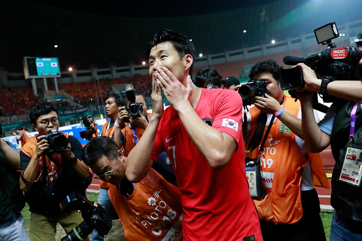 Son Heung-Min estaba obligado a obtener la máxima presea, ya que las leyes de su país exigen a los hombres un servicio militar obligatorio de dos años, a menos que obtengan algún logro destacado.