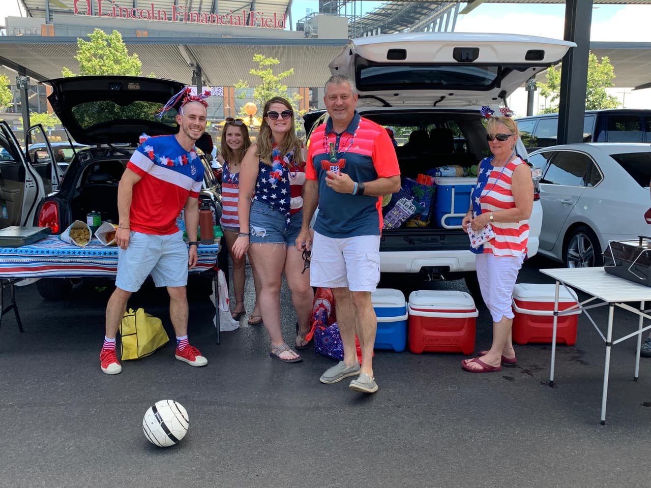 Los alrededores del Lincoln Financial Field de Philadelphia se visten con los colores de Jamaica, Panamá, Estados Unidos y Curazao previo a la jornada de Cuartos de Final de Copa Oro.