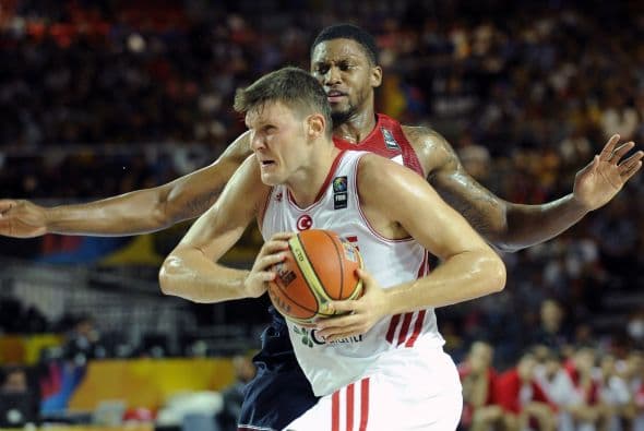 Estados Unidos se vio soprendido por Turquía, luego de que los turcos se fueran al descanso arriba en el marcador.