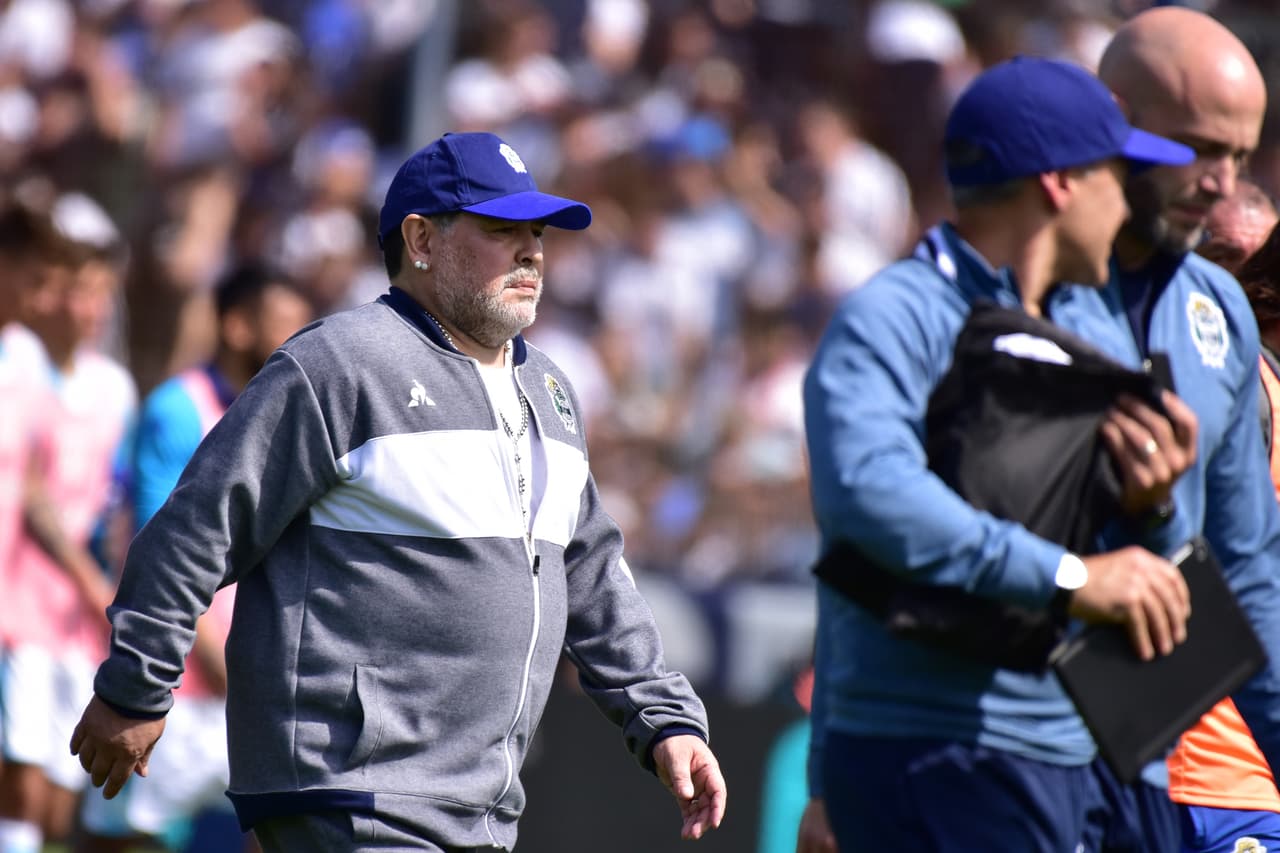 Maradona se marcha decepcionado por debutar con derrota.