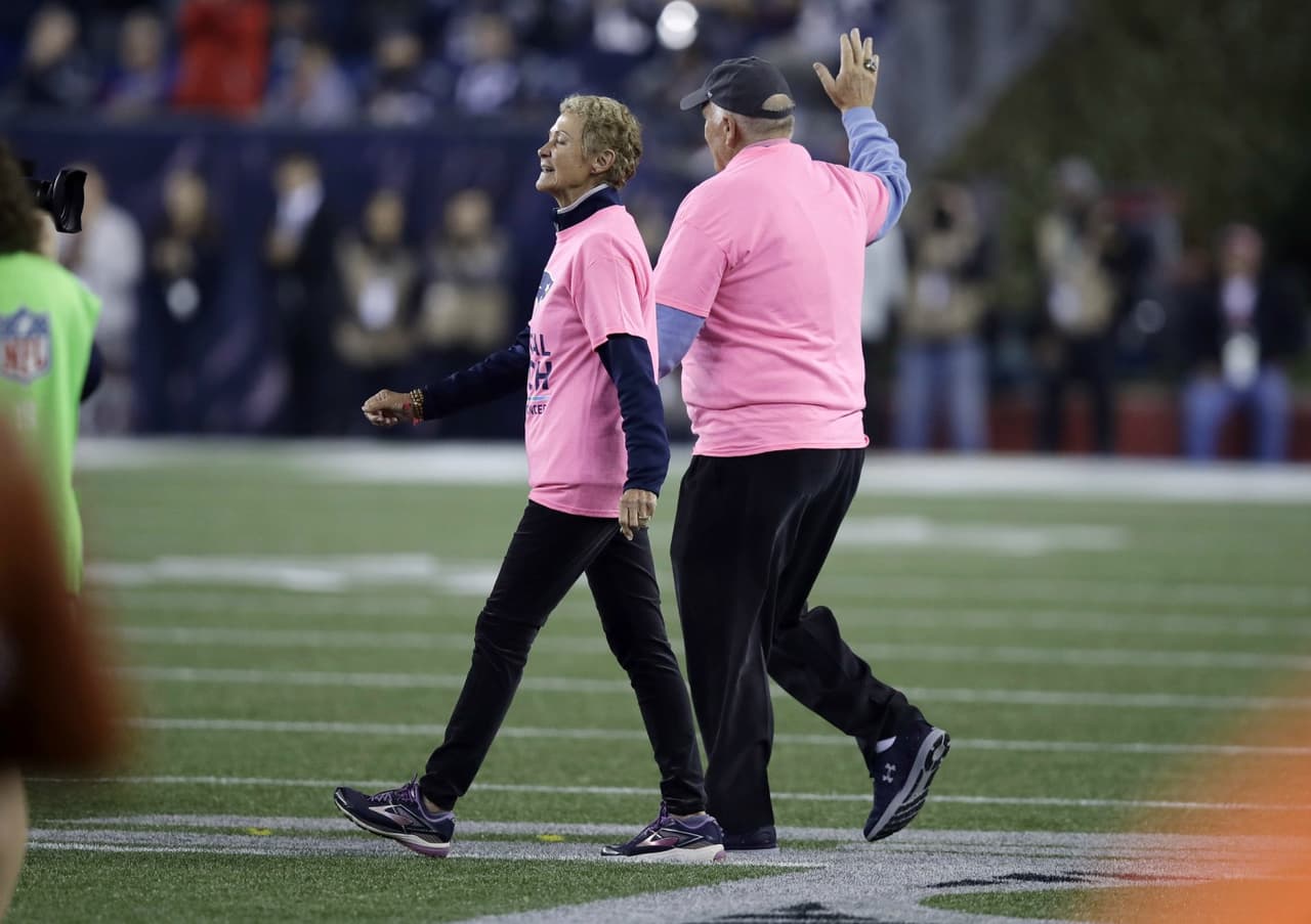 Galynn Brady, la madre de Tom Brady y quien sobrevivió a un cáncer contra el que luchó hace varios meses, desfiló en el Gillette Stadium como parte de la campaña de prevención contra esta enfermedad que hace la liga. Galynn sólo pudo asistir a un partido de su hijo la temporada pasada, precisamente el Super Bowl, en Houston.