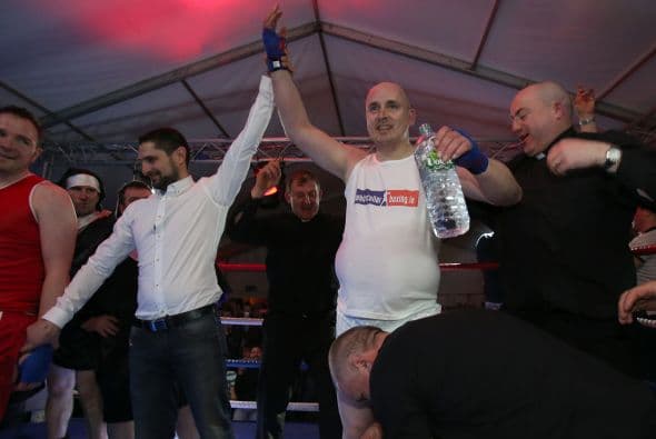 Unas horas antes, se encontraba en el ring de boxeo instalado en el patio trasero de un pub, para enfrentarse a uno de sus feligreses.