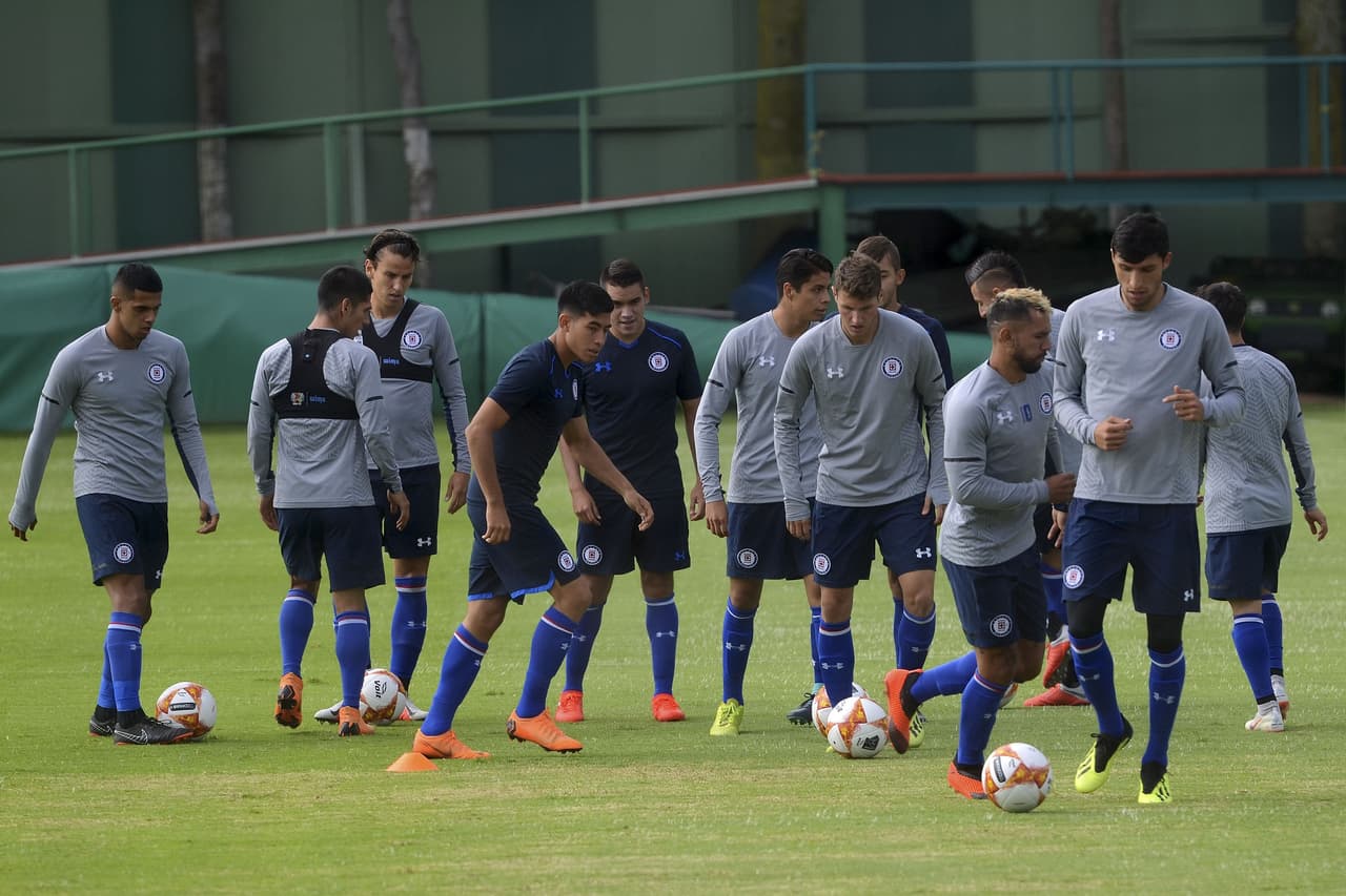 Es así como a punta de trabajo y disciplina en sus entrenamientos, Cruz Azul, quiere mantener su ritmo ganador para soñar cada vez más cerca con un título por el que existe tanta presión en Liga MX.