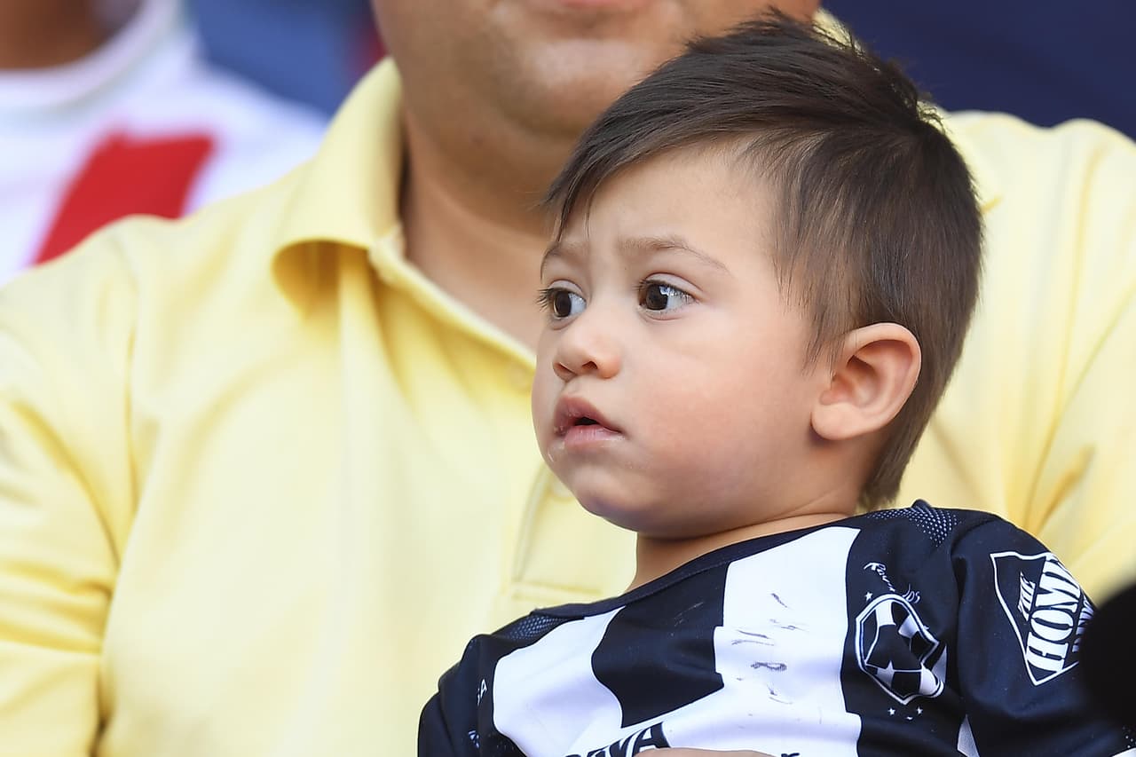 Las aficiones de Rayados del Monterrey y Rayos del Necaxa asistieron con enorme ilusión al Estadio Victoria para el duelo entre ambos equipos por la Ida de los Cuartos de Final de la Liga MX. Se estaba cocinando un ambientazo.
