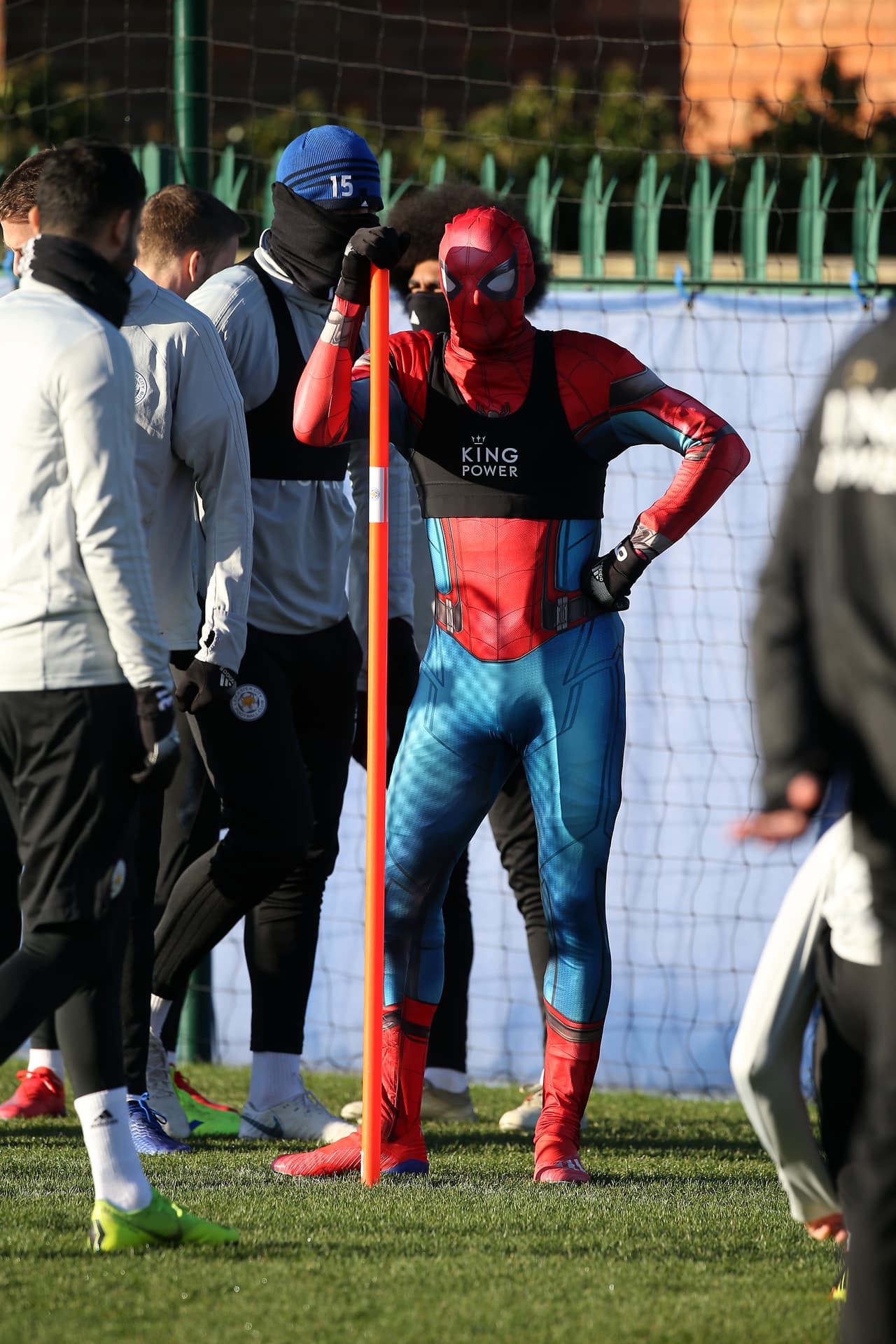 En medio de los ejercicios físicos del Leicester City, lo que más llamó la atención fue la presencia de un Spiderman entre los jugadores.