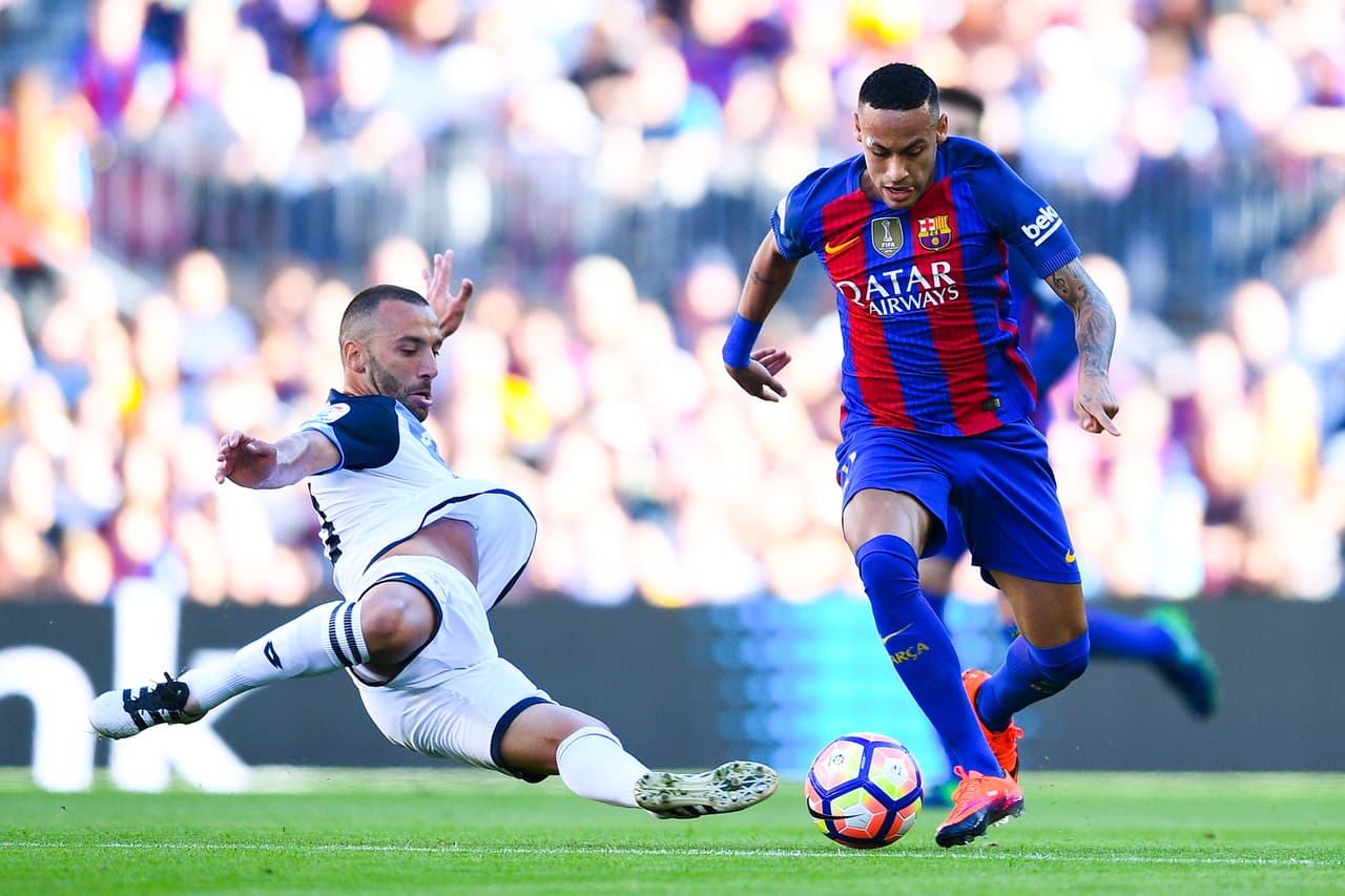 El brasileó Neymar sorprendió de nuevo al mundo al abandonar su apariencia rubia y volver a su tradicional cabello castaño. Sin importar como luzca, en la cancha tiene brillo.