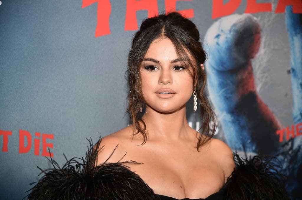 A principios de este mes, Selena lanzó su primer sencillo del álbum, titulado ‘De Una Vez’. Su segundo sencillo, ‘Baila Conmigo’, sale el viernes.