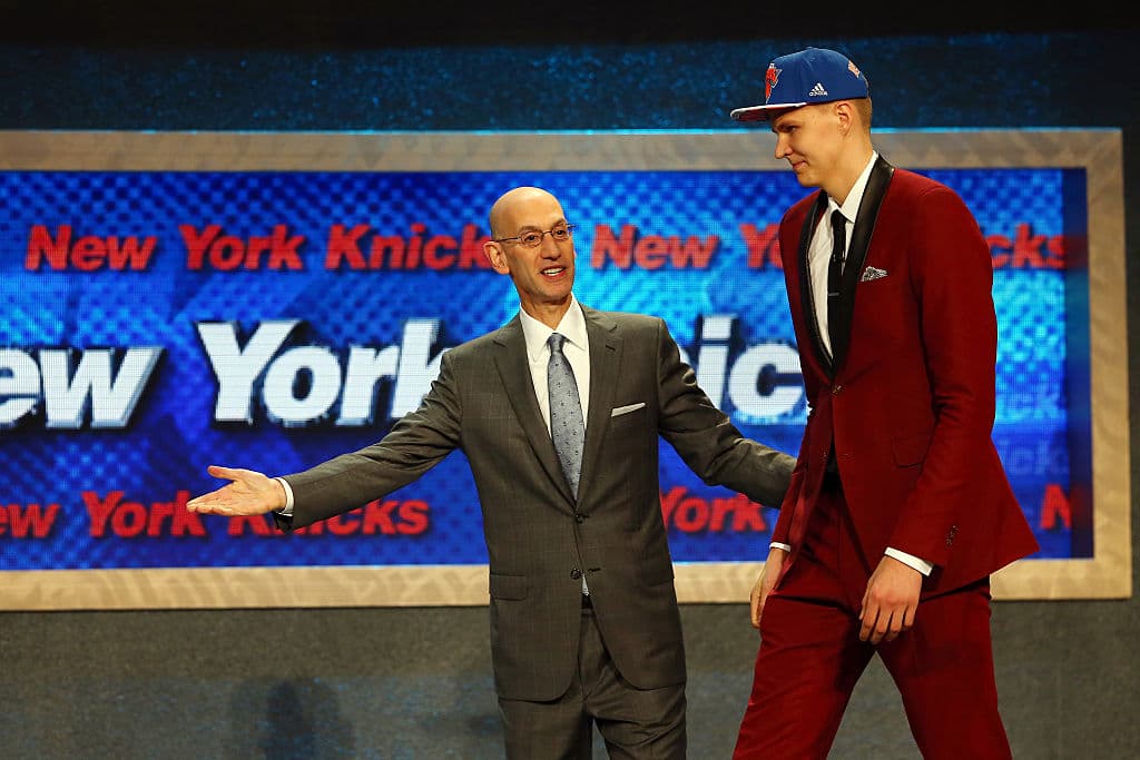 Porzingis fue reclutado en el Draft de 2016 como la cuarta selección de la primera ronda por los Knicks en medio de pitos y desaprobación ante la decisión del entonces GM Phil Jackson.