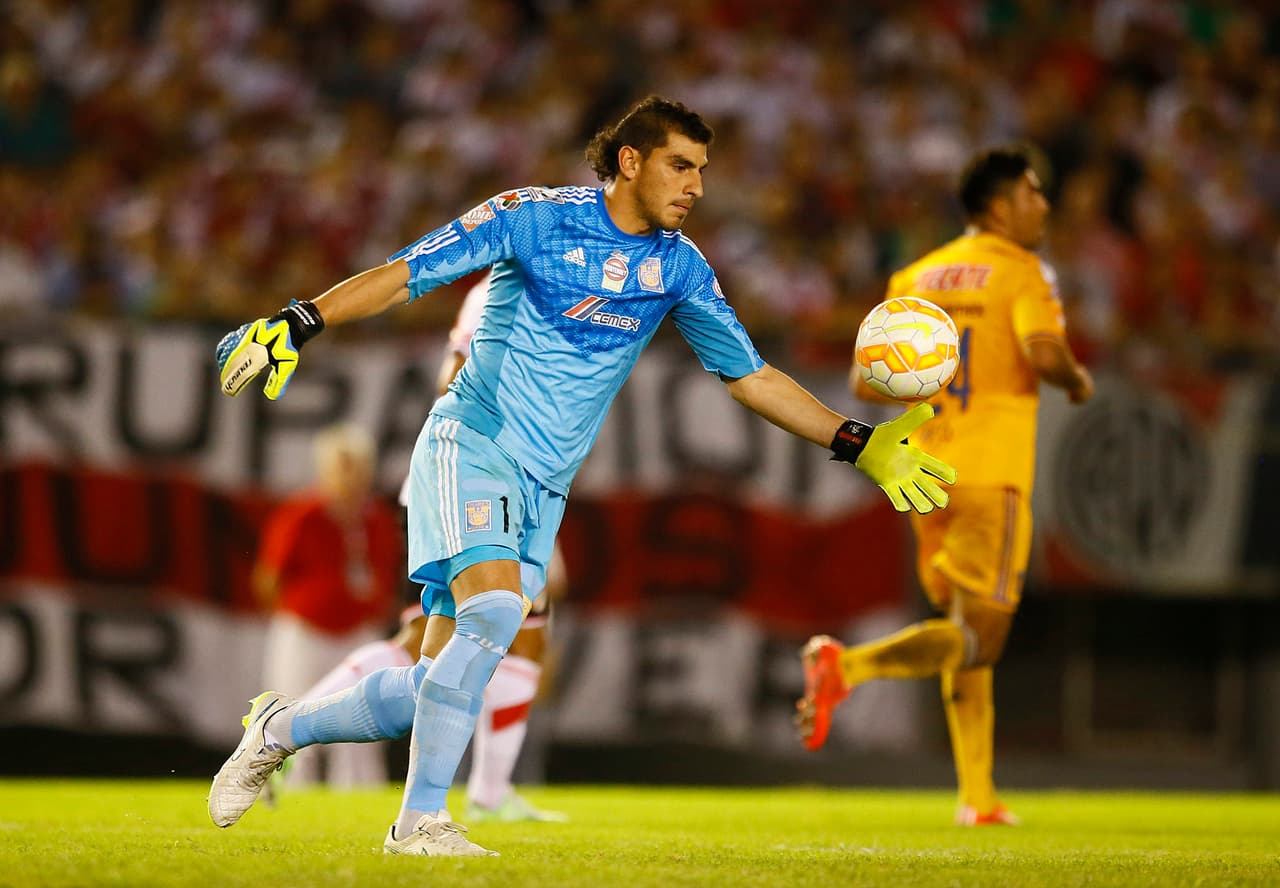 Cerramos con un mano a mano entre porteros, tanto Barovero como Guzmán son cancerberos que saben salir en balones aéreos y que su altura les sirve para alcanzar balones difíciles o a distancia de su posición.