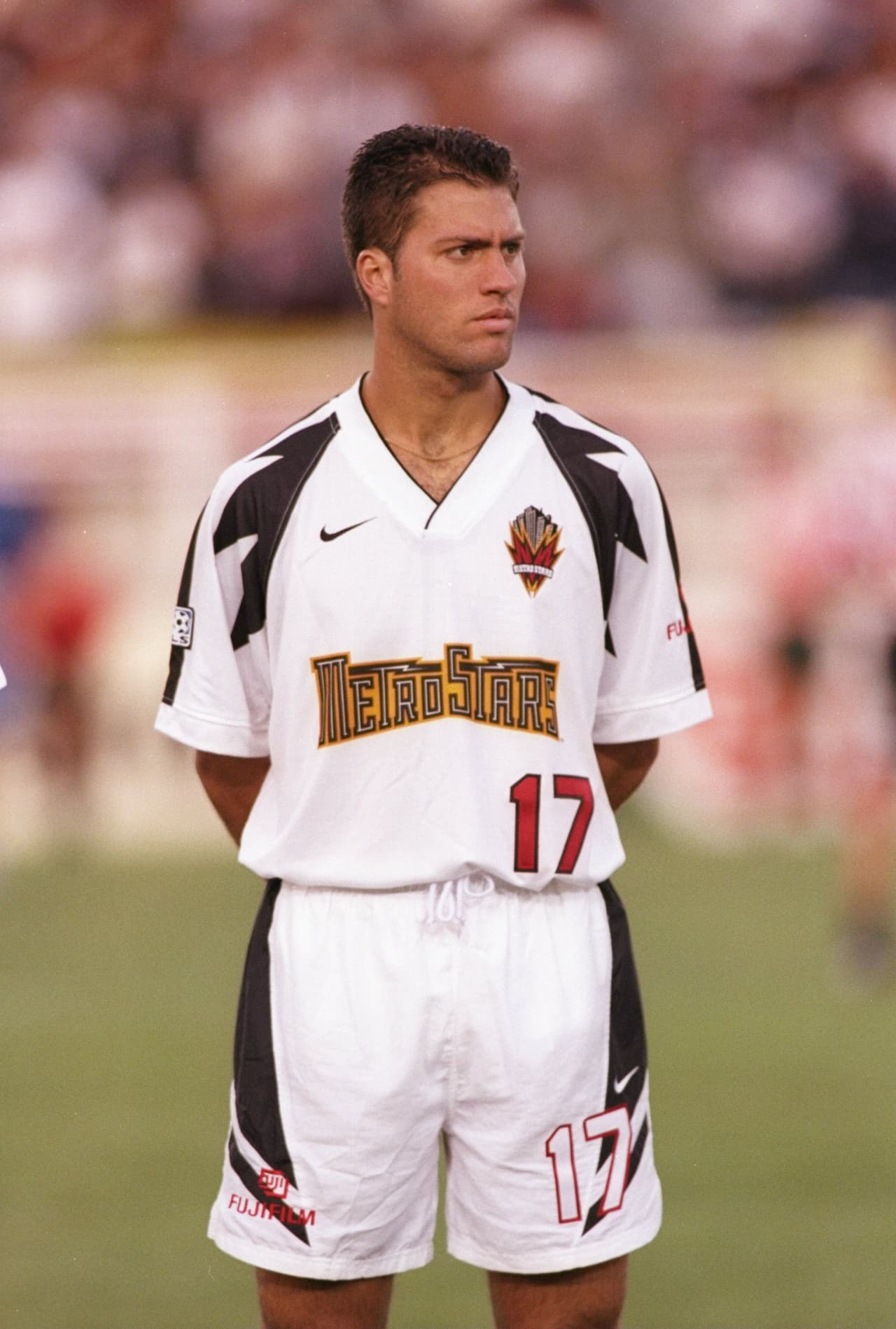 Giovanni Savarese mostrando el segundo uniforme de los NY/NJ MetroStars.