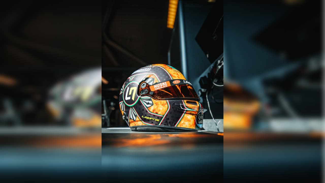 El piloto de McLaren dio a conocer un nuevo diseño en su casco y la pizza se adueña completamente de la equipación del inglés.