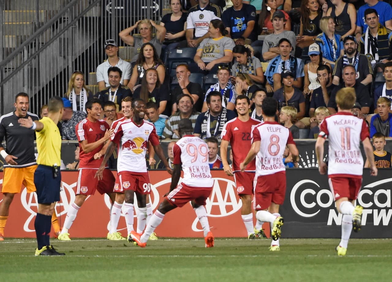 Shaun Wright-Phillips y Bradley Wright-Phillips celebran el gol del hermano