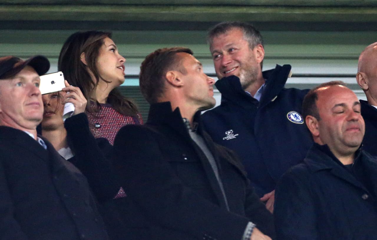 Él fue muy cuidadoso de no exponer de más a su esposa en el palco de Stamford Bridge, el estadio del Chelsea en Londres. Aquí también aparece el goleador ucraniano Andriy Shevchenko.
