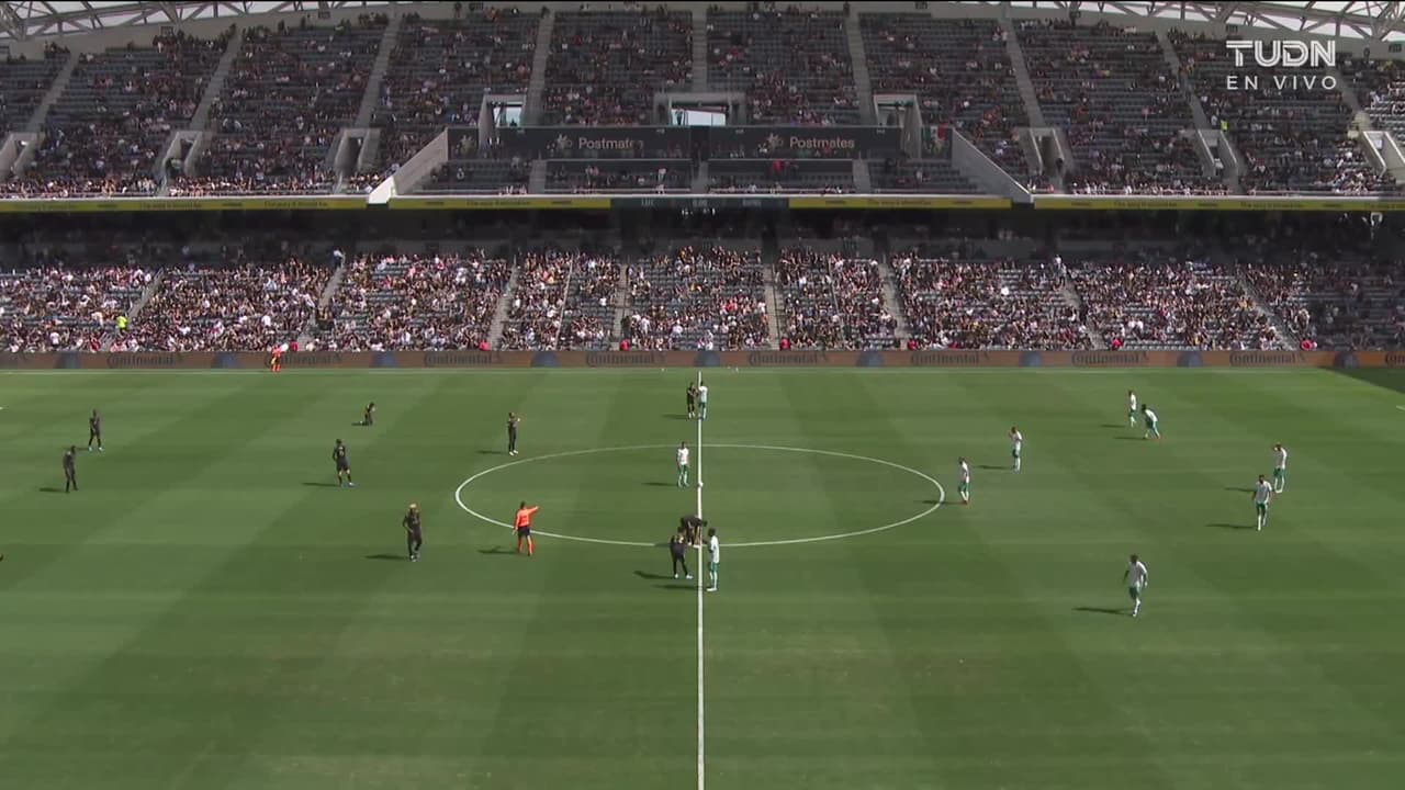 Arranca el partido y la pelota está en juego.