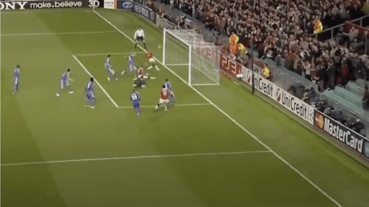 Hernández estuvo cerca de fallar la nítida ocasión de gol, pues el esférico estremeció las redes superiores del arco defendido por Petr Čech.